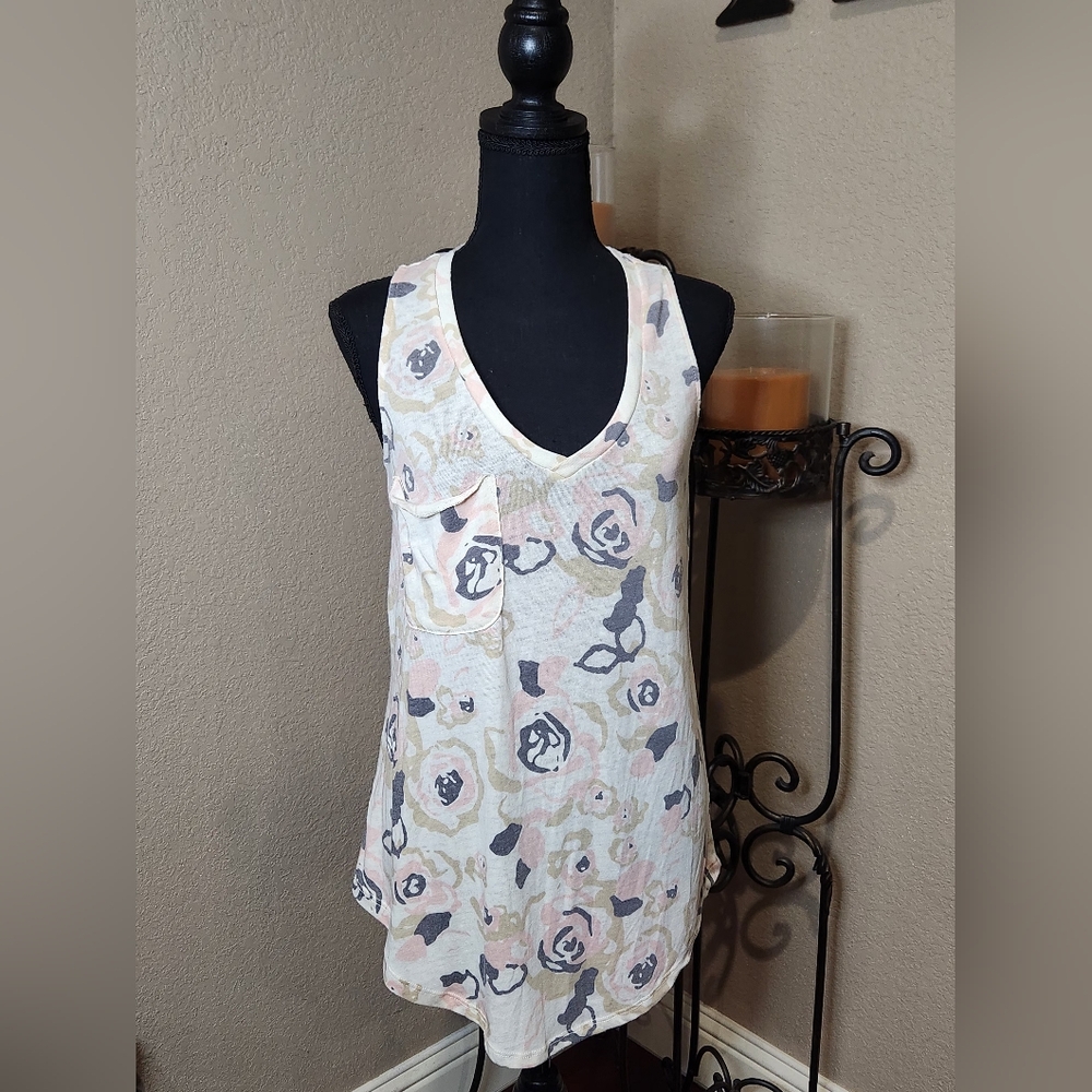 Altar'd State V Neck Camo Rose Cream and Pink Floral Tank Top W/Pocket. NWT